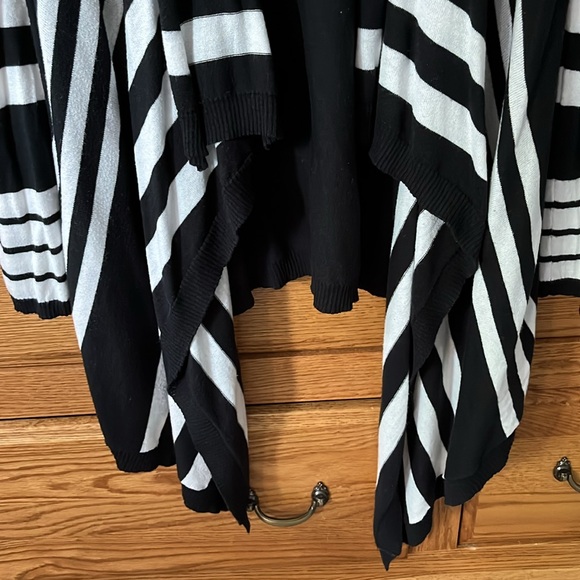 BCBG Maxazria black and white open front cardigan. - Picture 5 of 6